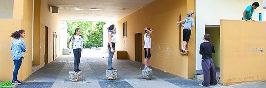 Kinder und Erwachsene stehen in einer Reihe